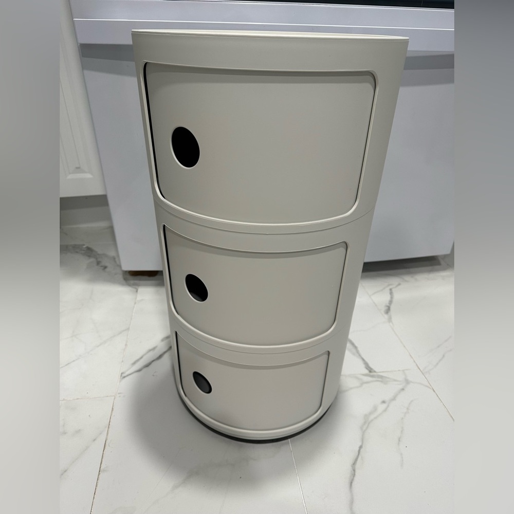 New kartell componibili 3 shelf round storage unit cabinet made in Italy new.